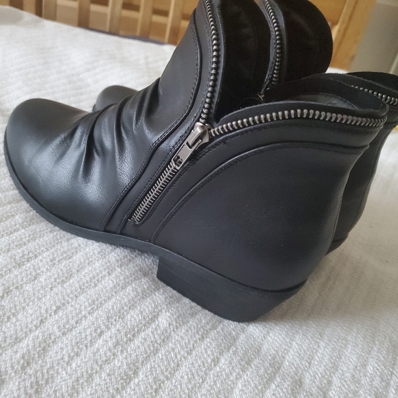 Black zipper ankle booties. Size 11 - Picture 5 of 6